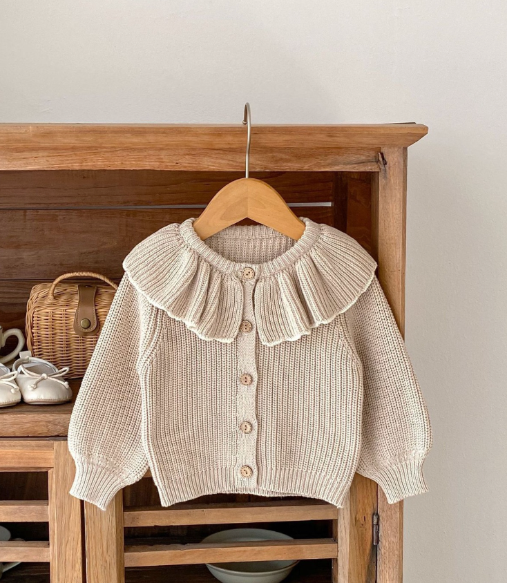 Stickad babykofta med volangkrage
