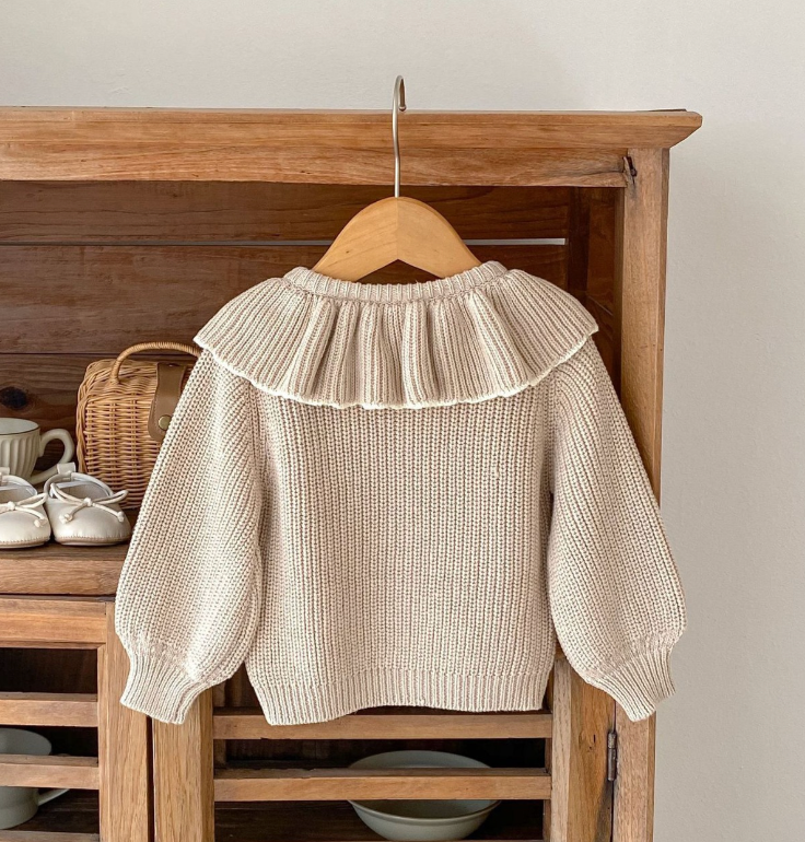 Stickad babykofta med volangkrage